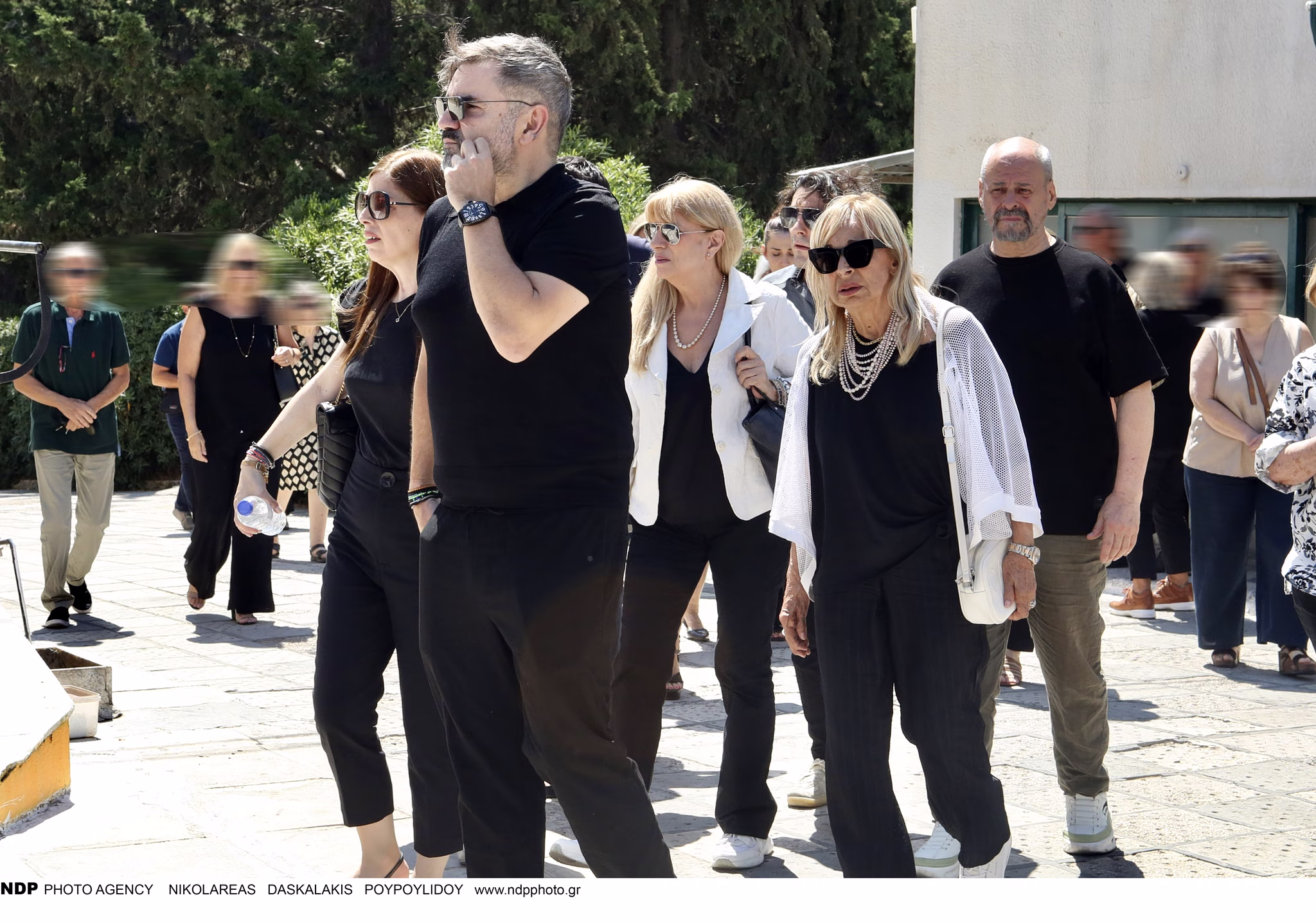 Βαρύ πένθος στην κηδεία της Τζένης Ζαχαροπούλου ΦΩΤΟ 6 Βαρύ πένθος στην κηδεία της Τζένης Ζαχαροπούλου ΦΩΤΟ