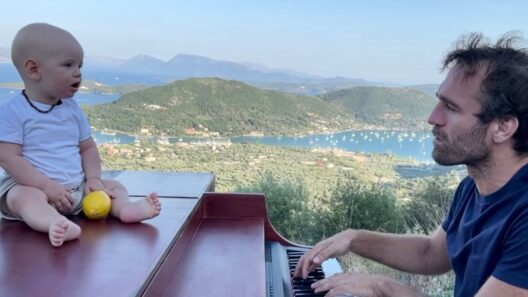 Ο Μελαχρινός Βελέντζας ταξιδεύει με το πιάνο του Lemon στον ποταμό Λάδωνα ΦΩΤΟ