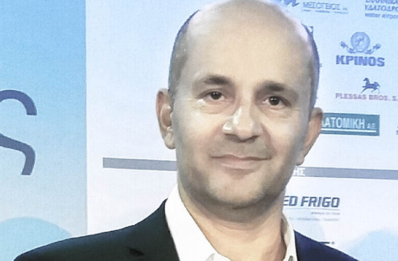 Ο Θανάσης Πετρόπουλος, γεωπόνος, χαμογελά στην κάμερα.