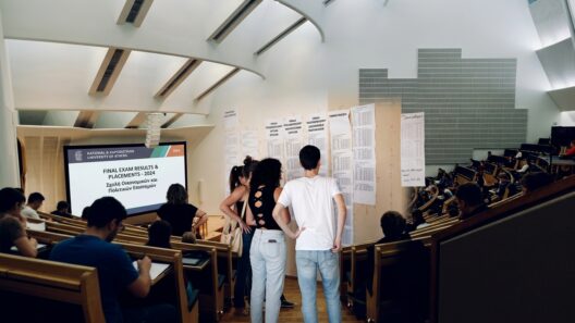 Βάσεις 2026 (Ανατροπή): Πού ανεβαίνουν πάνω από 1.000 μόρια οι σχολές και πού βουλιάζουν 12 Μαθητές κοιτάζουν λίστες