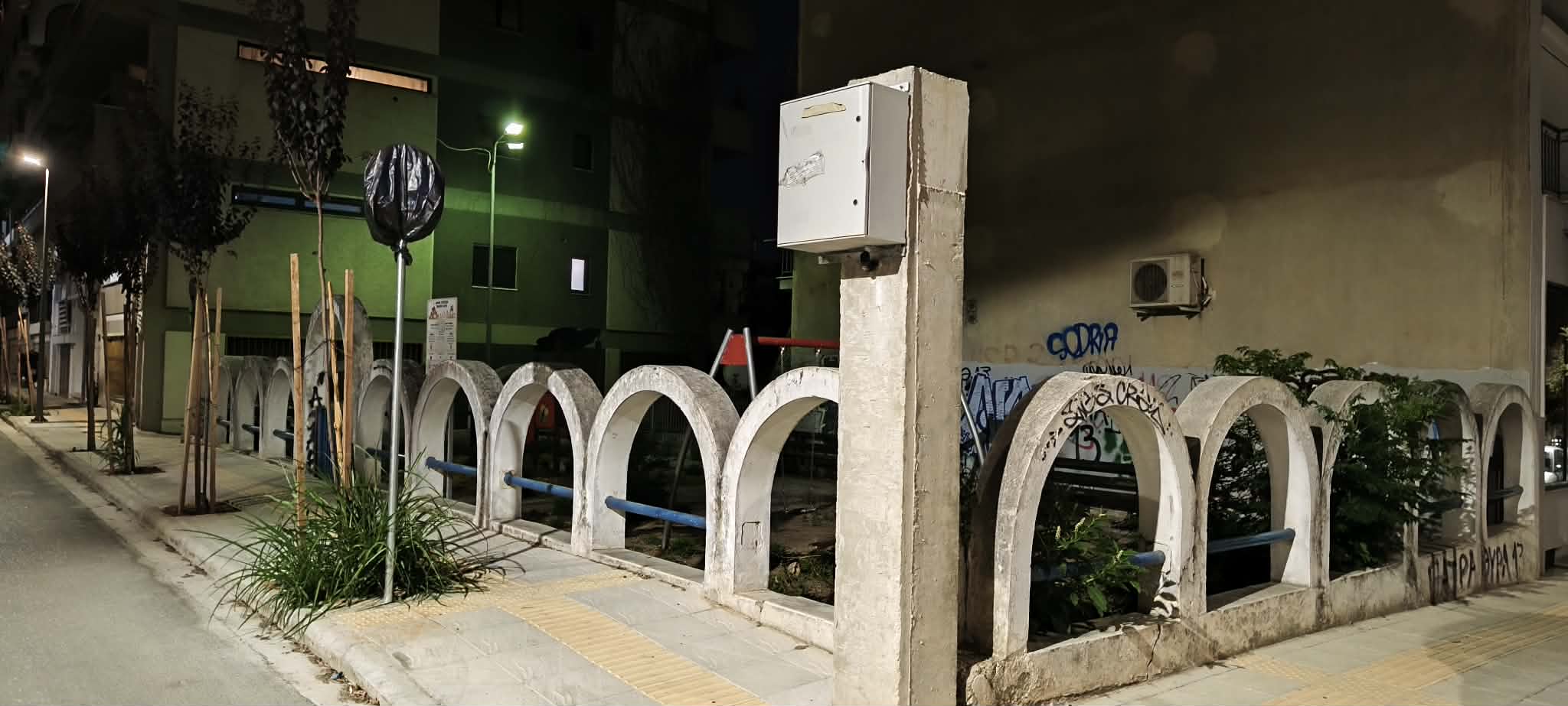 Πάτρα: Παιδική χαρά-«παγίδα» στην καρδιά της πόλης με σκουπίδια κι αγριόχορτα - Εικόνες ντροπής