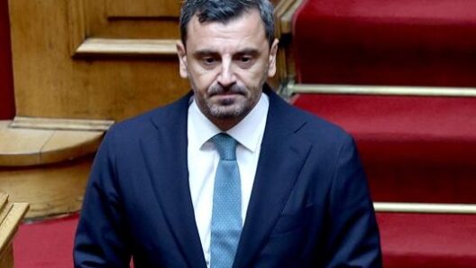 «Δυνατότητα επαναφοράς στη ρύθμιση αυθαιρέτων για χιλιάδες ιδιοκτήτες» 36 Ο Κώστας Σκρέκας με σκούρο κοστούμι και γαλάζια γραβάτα σε επίσημο…