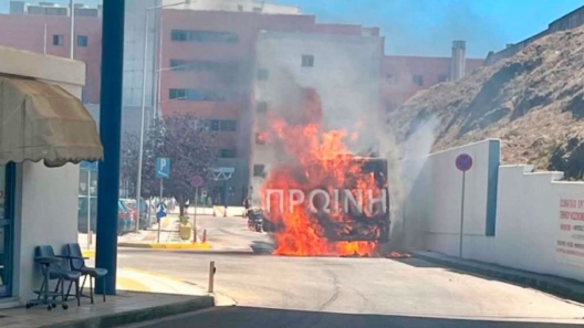 Καβάλα: Φωτιά σε αστικό λεωφορείο έξω από νοσοκομείο