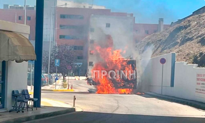 Καβάλα: Φωτιά σε αστικό λεωφορείο έξω από νοσοκομείο