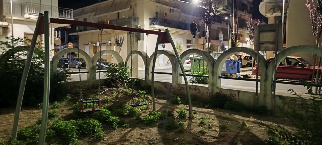 Πάτρα: Παιδική χαρά-«παγίδα» στην καρδιά της πόλης με σκουπίδια κι αγριόχορτα - Εικόνες ντροπής