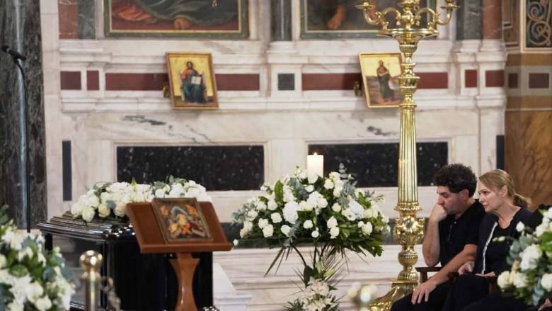 Κοντού: Βαθιά συγκίνηση στην κηδεία της αξέχαστης ηθοποιού ΦΩΤΟ 10 Κοντού: Βαθιά συγκίνηση στην κηδεία της αξέχαστης ηθοποιού ΦΩΤΟ