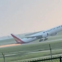 ΗΠΑ: Boeing σέρνεται με την ουρά στον διάδρομο και πετά σπίθες ΒΙΝΤΕΟ 1 ΗΠΑ: Boeing σέρνεται με την ουρά στον διάδρομο και πετά σπίθες ΒΙΝΤΕΟ