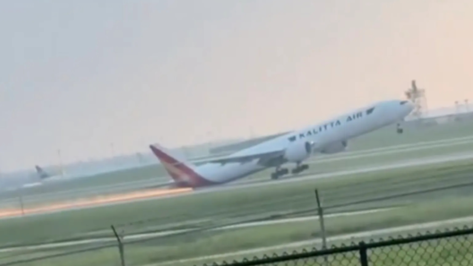 ΗΠΑ: Boeing σέρνεται με την ουρά στον διάδρομο και πετά σπίθες ΒΙΝΤΕΟ 13 ΗΠΑ: Boeing σέρνεται με την ουρά στον διάδρομο και πετά σπίθες ΒΙΝΤΕΟ