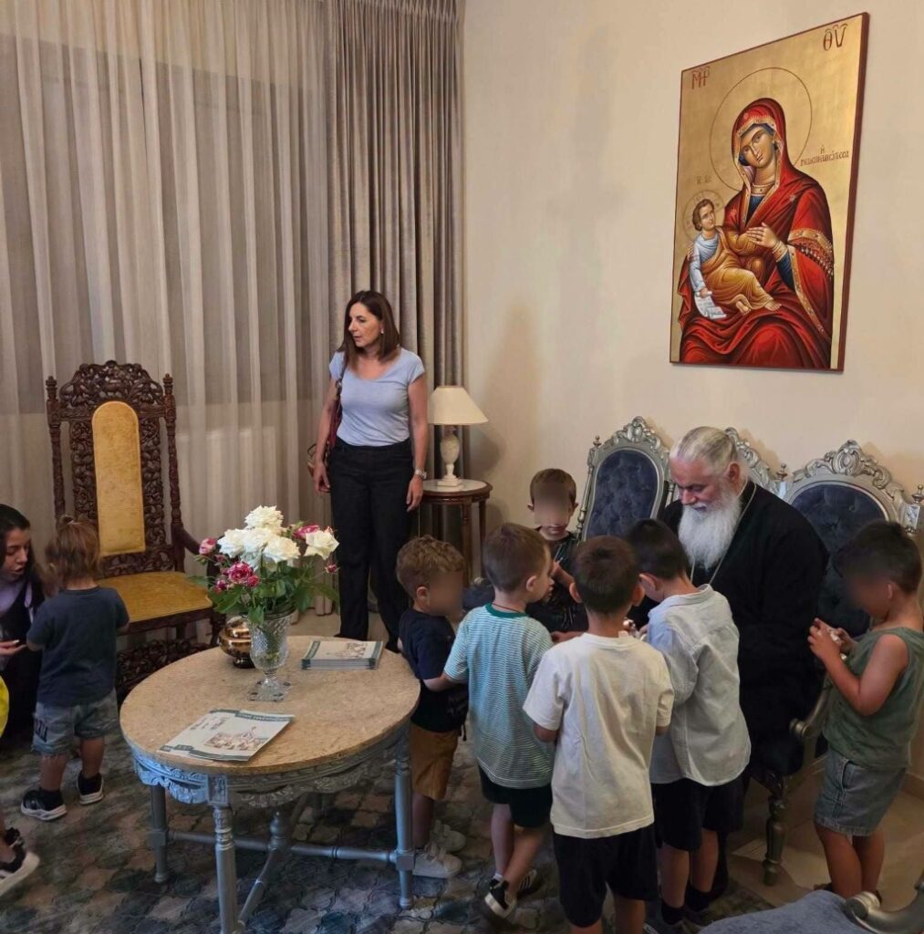 «Τα Αγγελουδάκια» επισκέφθηκαν τον Μητροπολίτη Ιερώνυμο στα Καλάβρυτα ΦΩΤΟ