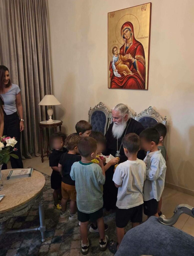 «Τα Αγγελουδάκια» επισκέφθηκαν τον Μητροπολίτη Ιερώνυμο στα Καλάβρυτα ΦΩΤΟ