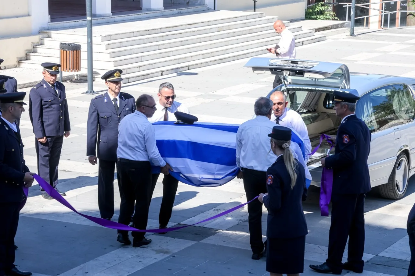 Αγρίνιο: Σπαρακτικό «αντίο» για τον 27χρονο πυροσβέστη ΦΩΤΟ