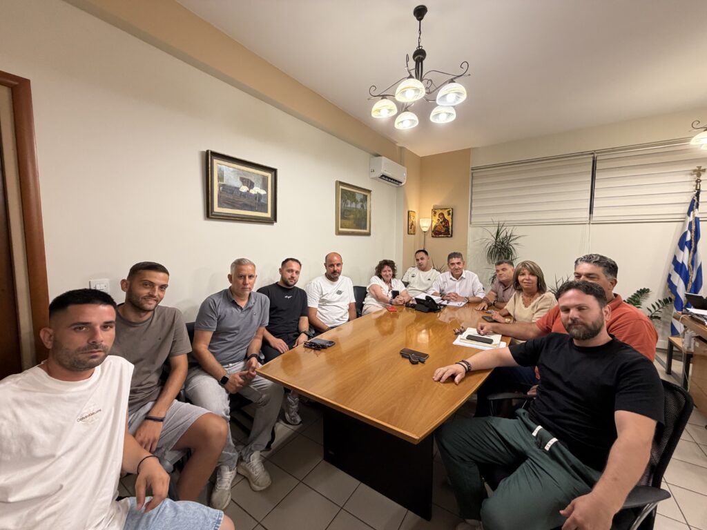 Ο δήμαρχος Δυτικής Αχαΐας συναντά εμπόρους της πλατείας Δημοκρατί…
