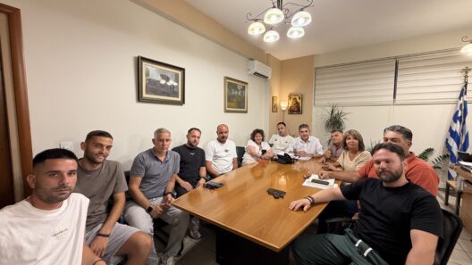 Δυτική Αχαΐα: Με τους εμπόρους της πλατείας Δημοκρατίας ο δήμαρχος, για λειτουργία καταστημάτων και αστυνόμευση 20 Ο δήμαρχος Δυτικής Αχαΐας συναντά εμπόρους της πλατείας Δημοκρατί…