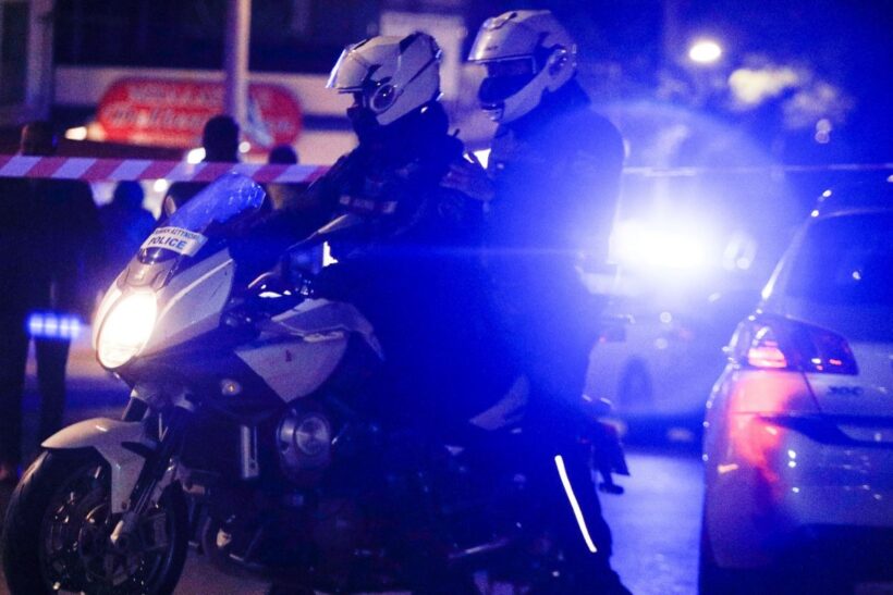 Αστυνομικοί επιτηρούν νεαρά άτομα