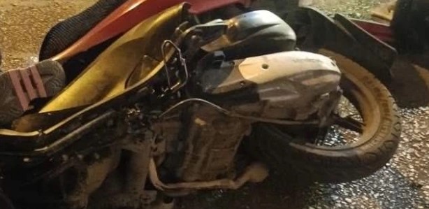 Θεσσαλονίκη: Ένας νεκρός σε τροχαίο με μηχανή 1 Κατεστραμμένη μοτοσικλέτα πεσμένη στο έδαφος μετά από ατύχημα.
