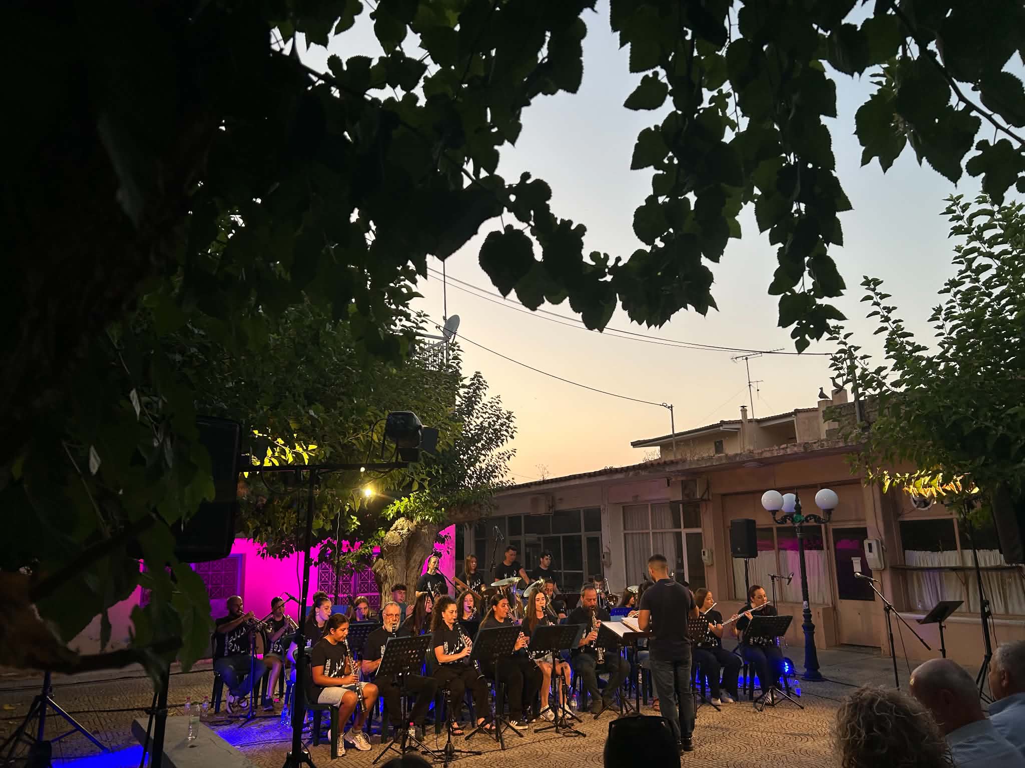 Εντυπωσιακή συναυλία στην Αιγείρα από τη Φιλαρμονική «Ιωάννης Κοκονέτσης» ΦΩΤΟ 5 Εντυπωσιακή συναυλία στην Αιγείρα από τη Φιλαρμονική «Ιωάννης Κοκονέτσης» ΦΩΤΟ