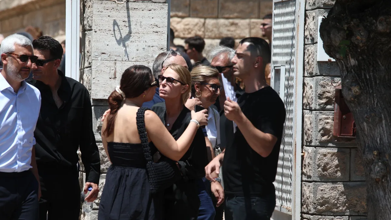 Παλαιό Ψυχικό: Βαρύ το κλίμα στην κηδεία του Λορέντζο Καριέρε ΦΩΤΟ 14 Παλαιό Ψυχικό: Βαρύ το κλίμα στην κηδεία του Λορέντζο Καριέρε ΦΩΤΟ
