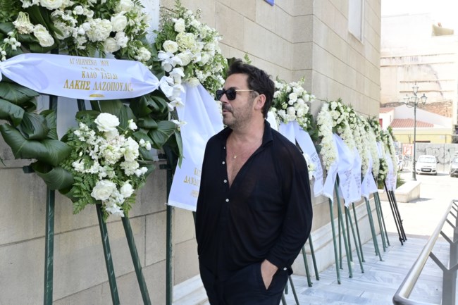Κοντού: Βαθιά συγκίνηση στην κηδεία της αξέχαστης ηθοποιού ΦΩΤΟ 18 Κοντού: Βαθιά συγκίνηση στην κηδεία της αξέχαστης ηθοποιού ΦΩΤΟ