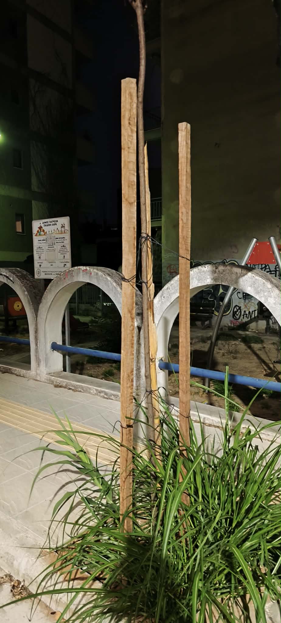 Πάτρα: Παιδική χαρά-«παγίδα» στην καρδιά της πόλης με σκουπίδια κι αγριόχορτα - Εικόνες ντροπής