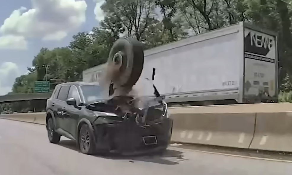 Φιλαδέλφεια: Ελαστικό σε «τρελή» πορεία συνθλίβει μπροστινό μέρος SUV ΒΙΝΤΕΟ