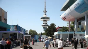Πλήθος κόσμου στην Διεθνή Έκθεση Θεσσαλονίκης με τον Πύργο του ΟΤΕ…