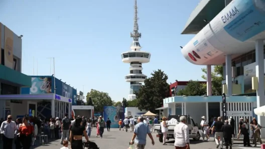 ΔΕΘ: Το παζάρι για το πακέτο 1 δισ. ευρώ με φοροελαφρύνσεις 7 Πλήθος κόσμου στην Διεθνή Έκθεση Θεσσαλονίκης με τον Πύργο του ΟΤΕ…
