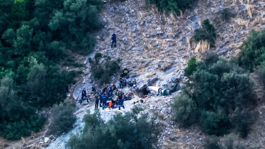 Άνδρας διασώζεται από πυροσβεστική