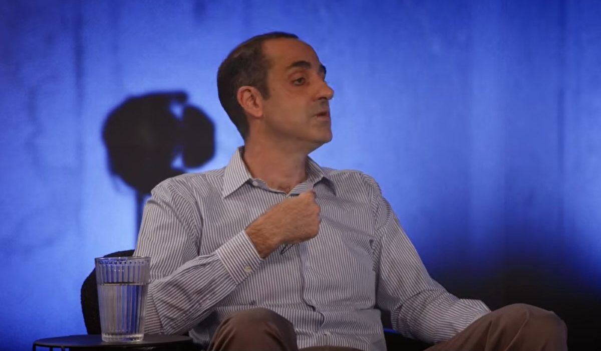 O Γρηγόρης Δημητριάδης στον Λάλα για όλα: Την πολιτική διαδρομή του, τη θητεία στο Μαξίμου, τις κόντρες με επιχειρηματίες ΒΙΝΤΕΟ 2 Ο Γρηγόρης Δημητριάδης μιλάει σε συνέντευξη, καθιστός, δείχνοντας …