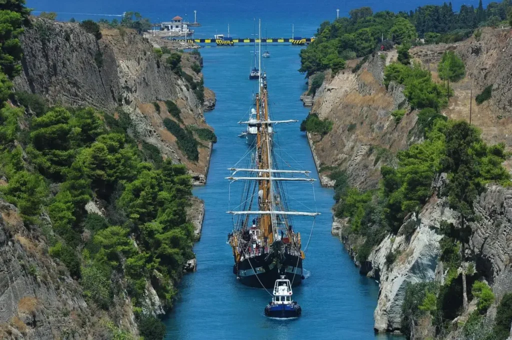 Ιστιοφόρο πλοίο με ρυμουλκό περνάει από τη στενή Διώρυγα της Κορίν…