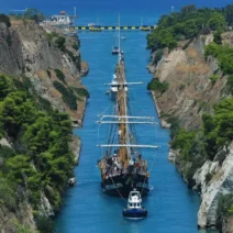 Κόρινθος: Η Διώρυγα του Ισθμού σε νέα εποχή 1 Ιστιοφόρο πλοίο με ρυμουλκό περνάει από τη στενή Διώρυγα της Κορίν…