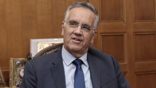 Χειροβομβίδα στο κέντρο της Αθήνας: Εξετάζεται σχέδιο επίθεσης κατά του Ισίδωρου Ντογιάκου 12 Χειροβομβίδα στο κέντρο της Αθήνας: Εξετάζεται σχέδιο επίθεσης κατά του Ισίδωρου Ντογιάκου