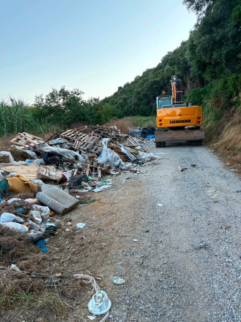 Ερύμανθος: Ανεξέλεγκτη χωματερή στην Εθνική Οδό κινητοποίησε τον δήμο που απειλεί με πρόστιμα ΦΩΤΟ 5 Ερύμανθος: Ανεξέλεγκτη χωματερή στην Εθνική Οδό κινητοποίησε τον δήμο που απειλεί με πρόστιμα ΦΩΤΟ