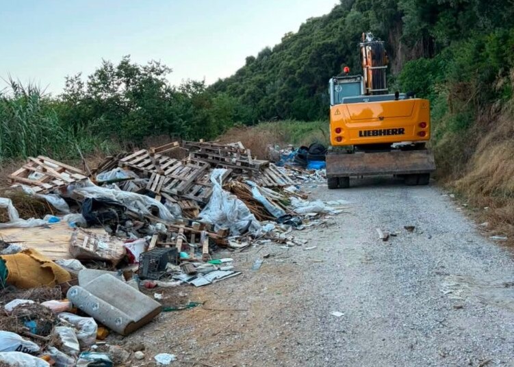 Ερύμανθος: Ανεξέλεγκτη χωματερή στην Εθνική Οδό κινητοποίησε τον δήμο που απειλεί με πρόστιμα ΦΩΤΟ