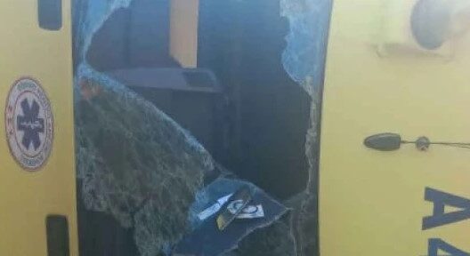 Κρήτη: Ασθενοφόρο συγκρούστηκε με ΙΧ και ο ασθενής κατέληξε από ανακοπή ΦΩΤΟ 15 Κίτρινο ασθενοφόρο με σπασμένο παράθυρο και το λογότυπο του ΕΚΑΒ.