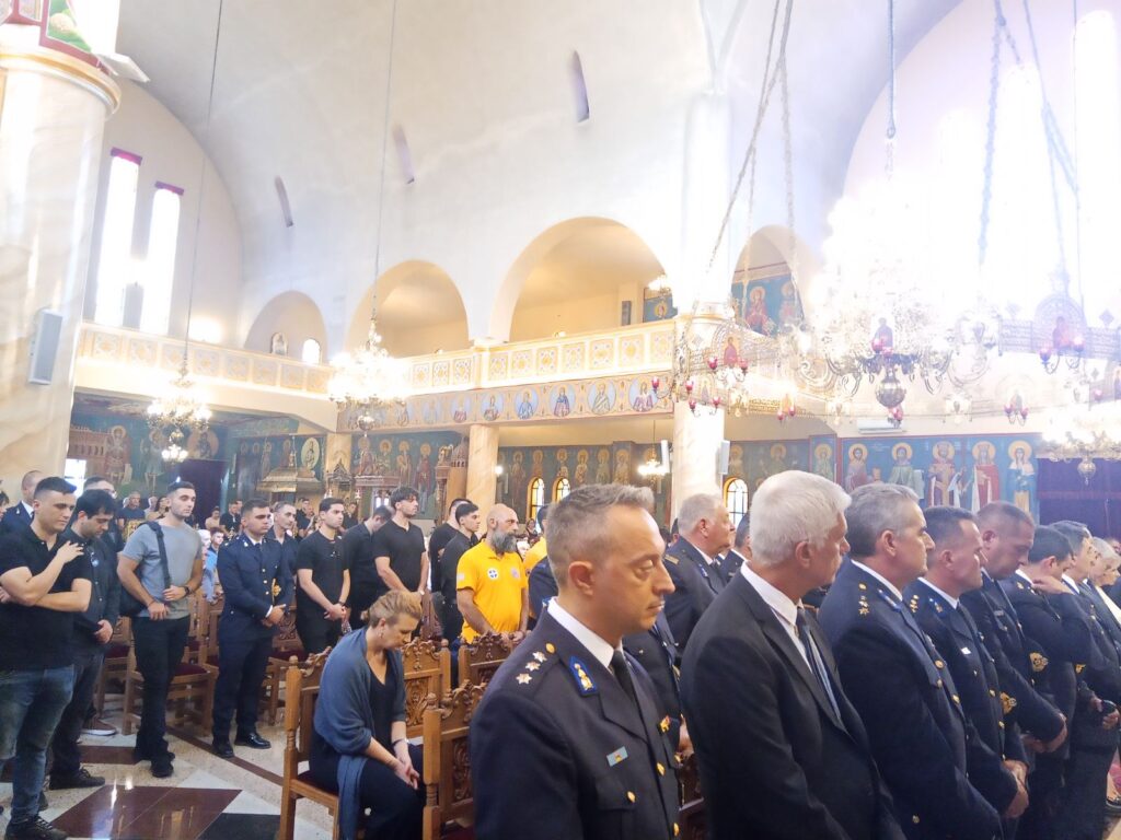 Αγρίνιο: Σπαρακτικό «αντίο» για τον 27χρονο πυροσβέστη ΦΩΤΟ