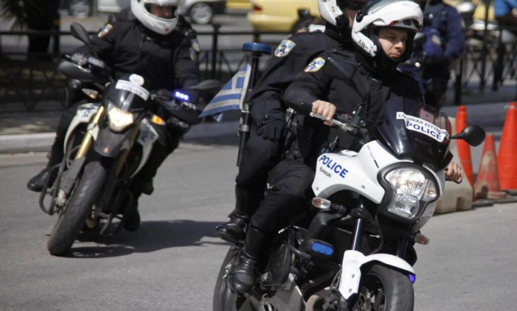 Δύο αστυνομικοί με κράνη οδηγούν μοτοσικλέτες της Ελληνικής Αστυν…