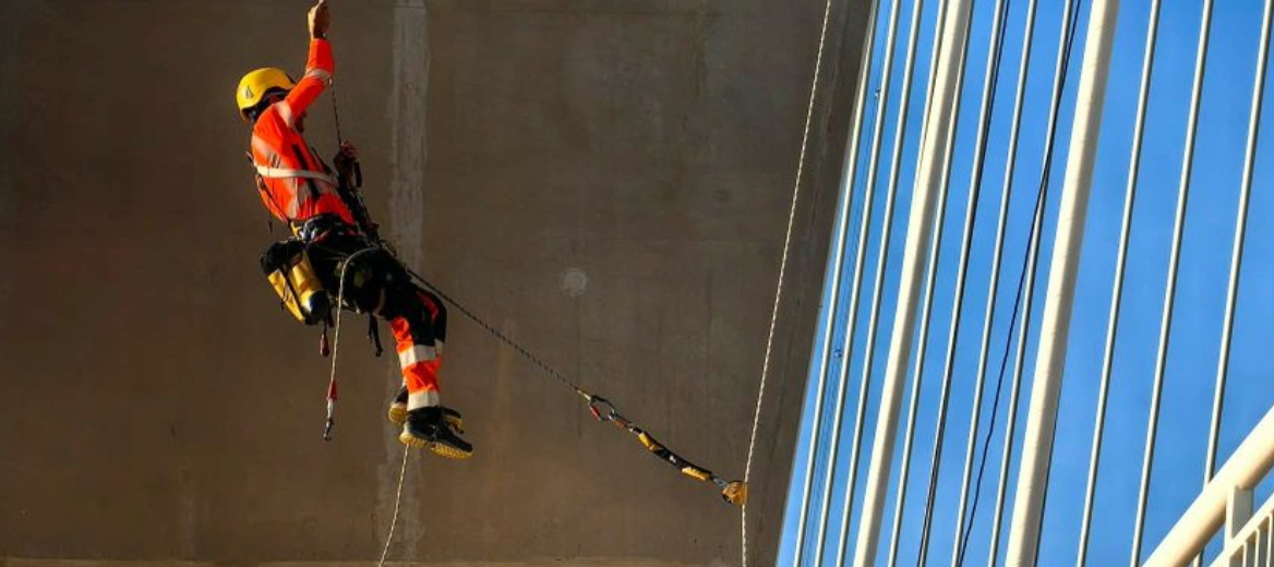 Ρίο-Αντίρριο: Γάλλοι αλπινιστές κρέμονται στη Γέφυρα - Εργασίες ασφάλειας συντηρώντας καλώδια ΒΙΝΤΕΟ