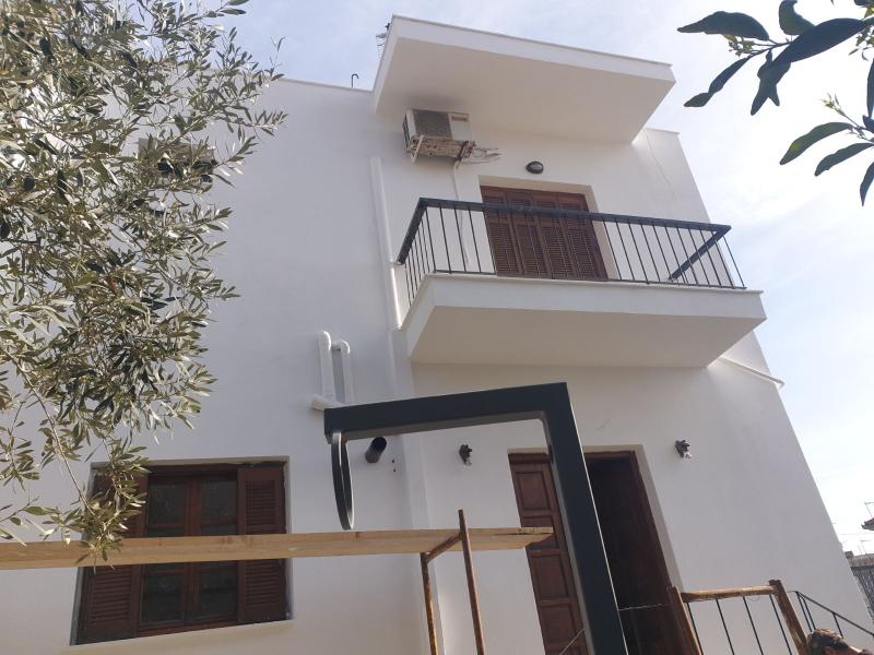 Άνδρας εργάζεται στο σπίτι