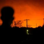 Ολονύκτια μάχη με τις φλόγες στο Ωραιόκαστρο και Φιλοθέη Θεσσαλονίκης - Καίγονται σπίτια και εργοστάσια
