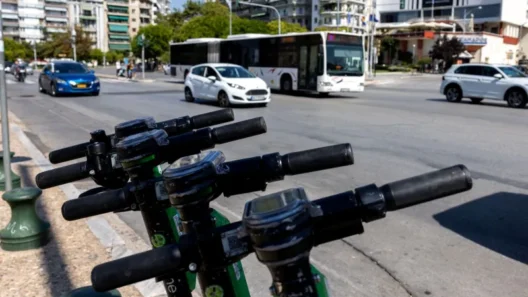 Πατίνια: Προς απαγόρευση σε δρόμους με όριο άνω των 50 χλμ/ώρα 12 Πατίνια παρκαρισμένα σε πεζοδρόμιο πόλης δίπλα σε πολυσύχναστο δρ…