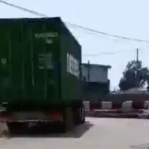 Ασπρόπυργος: Σοβαρό τροχαίο με φορτηγό στον έχασε τον έλεγχο να μπουκάρει σε πίστα καρτ ΒΙΝΤΕΟ 2 Φορτίγκο εκτός δρόμου