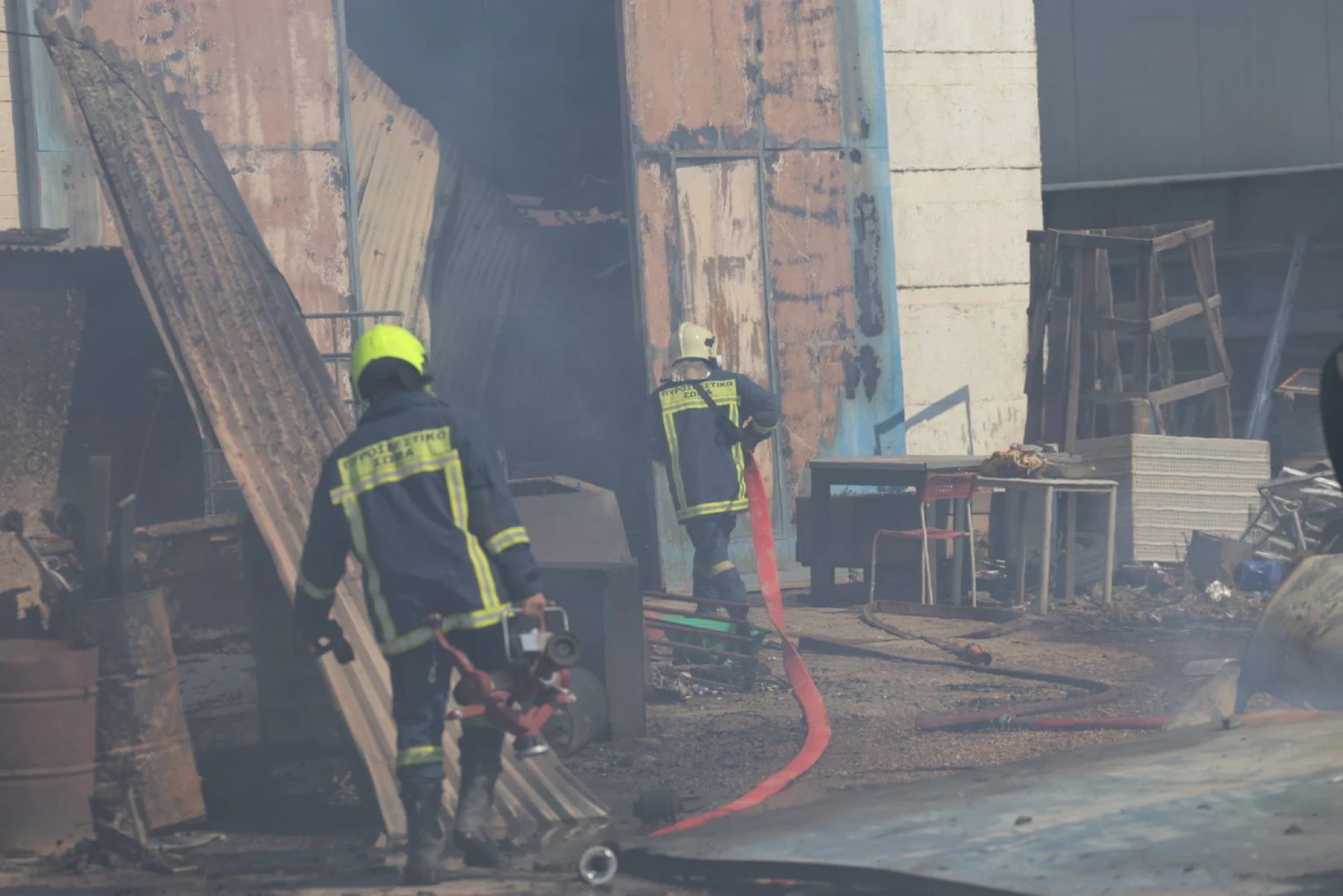 Ασπρόπυργος: 11 τραυματίες από φωτιά σε επιχείρηση ΦΩΤΟ-ΒΙΝΤΕΟ 4 Φωτιά στην Ασπρόπυργο
