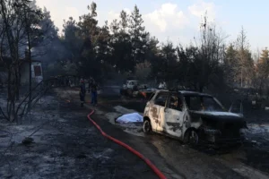 Σκηνή τραγωδίας μετά από φωτιά στο Δερβένι, με καμένα οχήματα και έ…