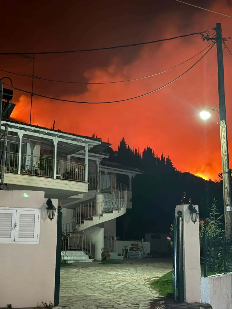 Αιγιάλεια: Μια «ανάσα» από σπίτια η φωτιά σε Ν. Ερινέο και Καμάρες ΦΩΤΟ - ΒΙΝΤΕΟ