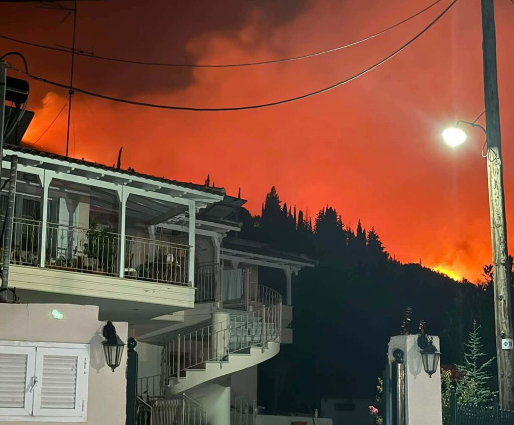 Αιγιάλεια: Μια ανάσα από τα σπίτια η φωτιά σε Ν. Ερινέο και Καμάρες ΦΩΤΟ