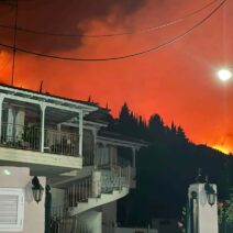 Αιγιάλεια: Μια ανάσα από τα σπίτια η φωτιά σε Ν. Ερινέο και Καμάρες ΦΩΤΟ