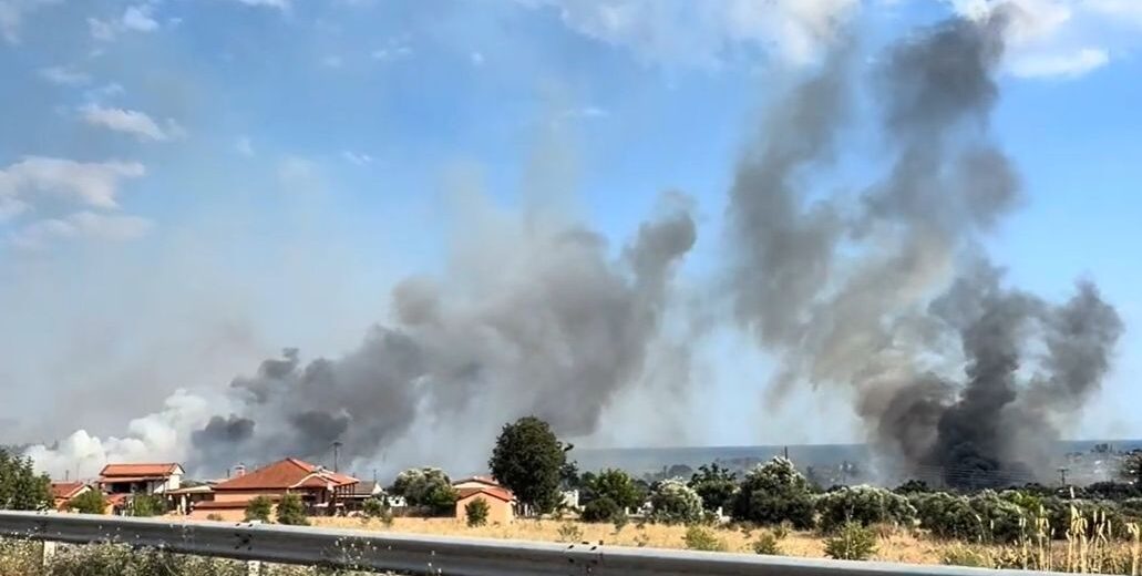 Φωτιά στην Καλλικράτεια Χαλκιδικής, οδηγώντας σε εκκενώσεις.