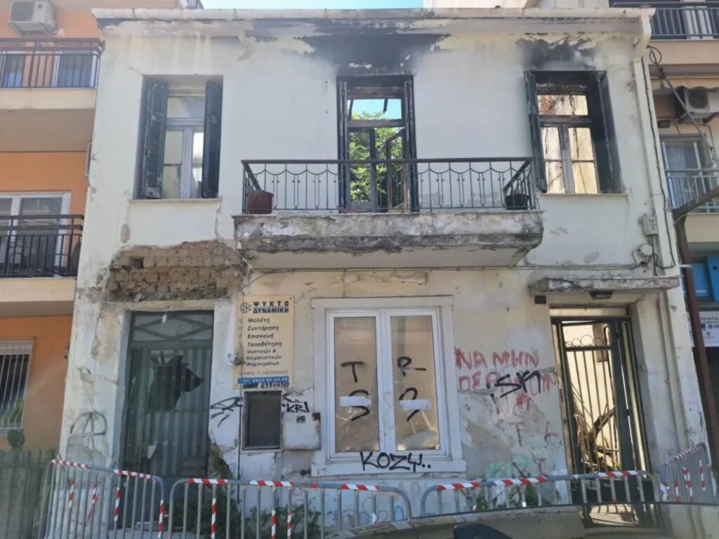 Πάτρα: Φωτιά σε κτίριο «φάντασμα» - Κραυγή αγωνίας περιοίκων ΦΩΤΟ