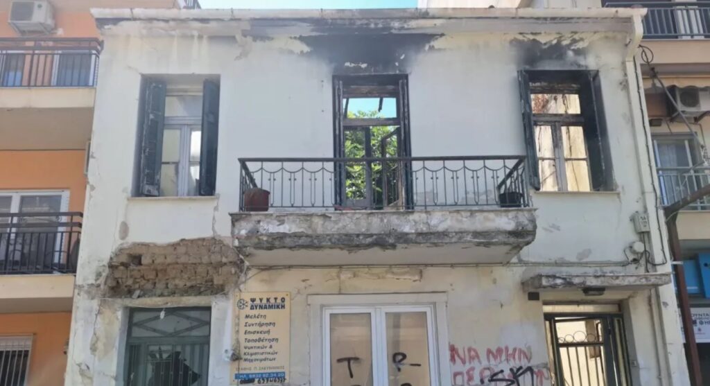 Πάτρα: Φωτιά σε κτίριο «φάντασμα» - Κραυγή αγωνίας περιοίκων ΦΩΤΟ