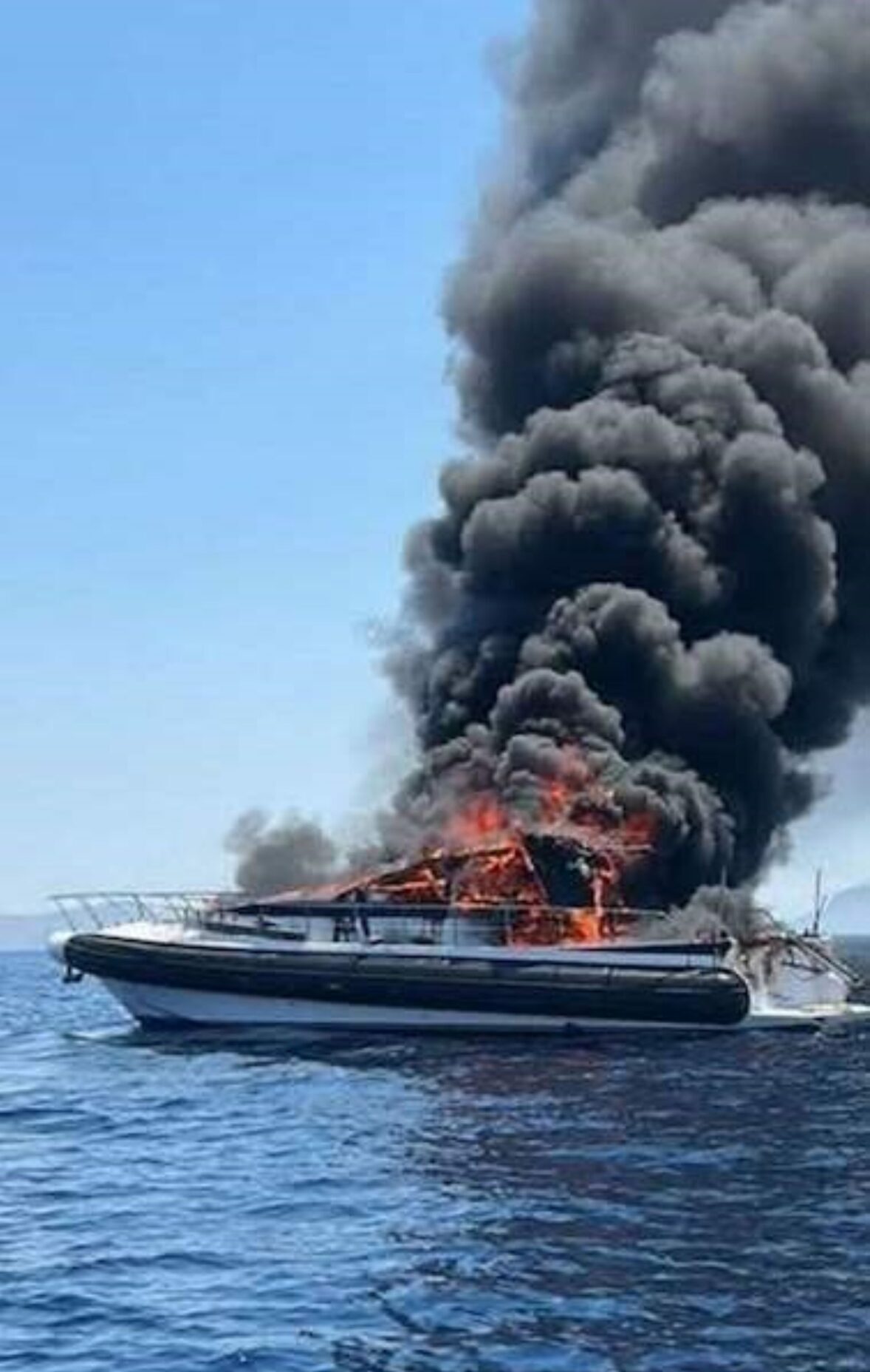 Η ΠΕΠΙΕΘ και ο Γ. Βάλλης για τη φωτιά σε σκάφος στη Βουλιαγμένη ΦΩΤΟ - ΒΙΝΤΕΟ